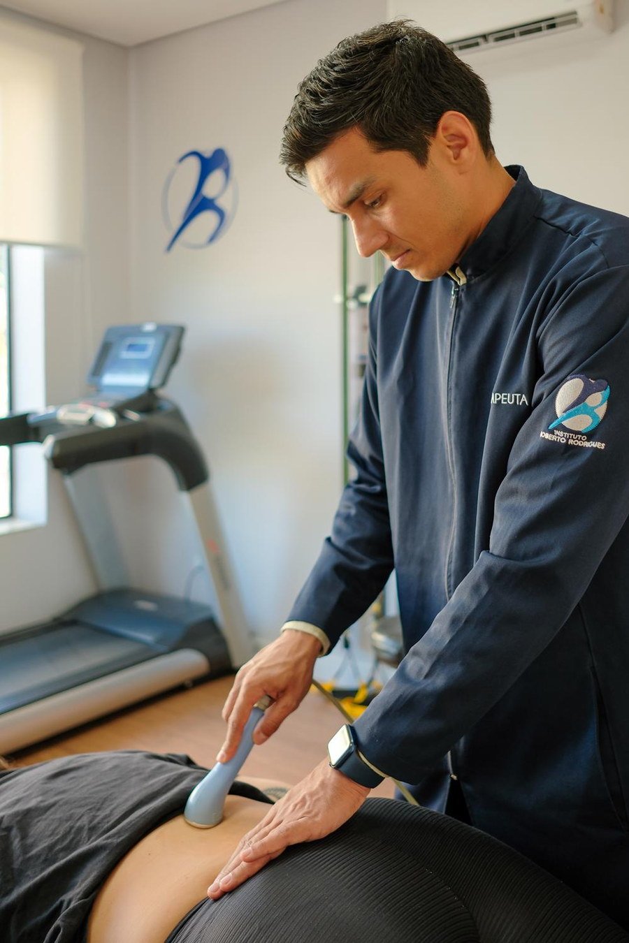 Atendimento de fisioterapia com equipamento